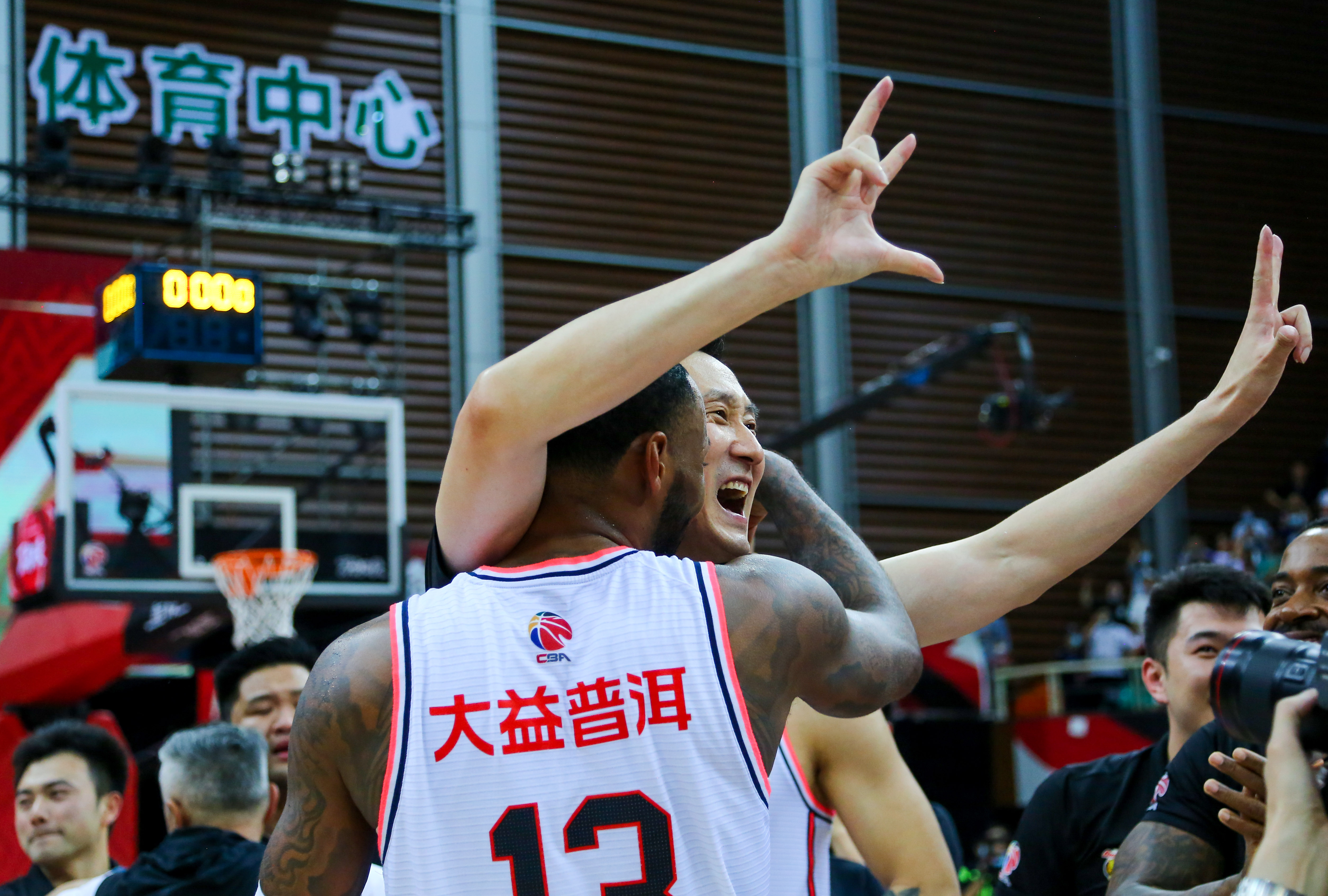 开运体育登录 -cba常规赛后个别球迷在马路上呼喊不当言论